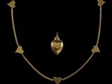 un collier en or orné de cœurs et d'un pendentif en forme de cœur