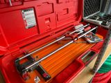 une boîte à outils rouge avec des outils sur une table