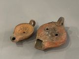 une paire de vases anciens en céramique chinoise exposés dans un musée