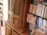 un grand meuble en bois dans le coin d'une pièce