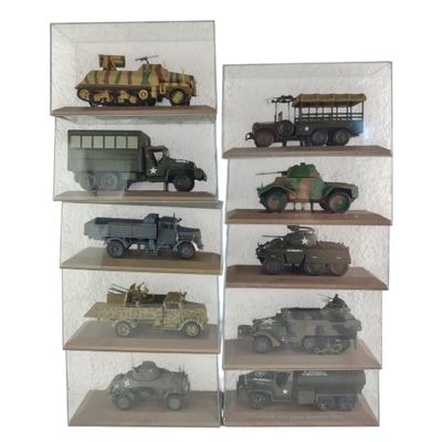 une vitrine sur laquelle sont exposés de nombreux véhicules miniatures