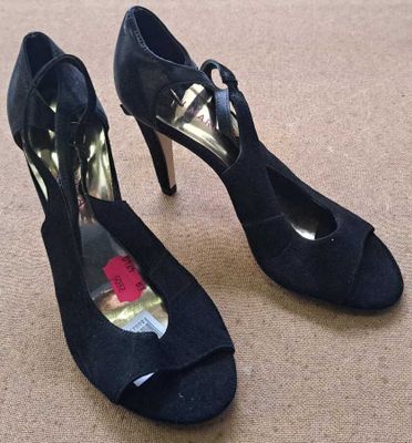 74 / Paire de chaussures à talons - SAN MARINA - Point…