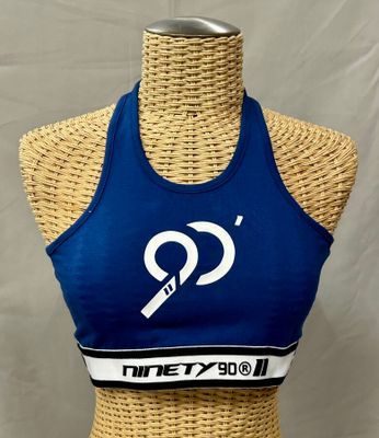un gros plan sur un mannequin féminin portant un haut de sport bleu