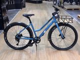 un vélo bleu exposé dans un magasin