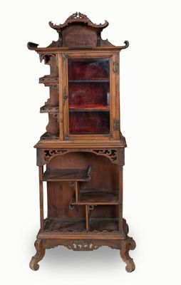 un vieux vaisselier en bois avec une porte vitrée et des étagères