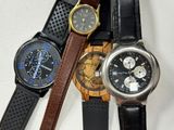plusieurs montres différentes empilées les unes sur les autres sur une surface blanche