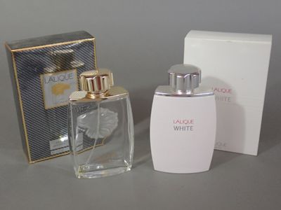 un flacon de parfum posé à côté d'une boîte sur une table
