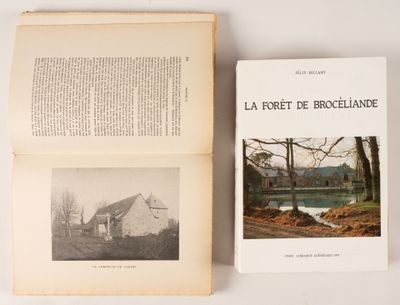 un livre ouvert posé sur une table, à côté d'une photo représentant une maison