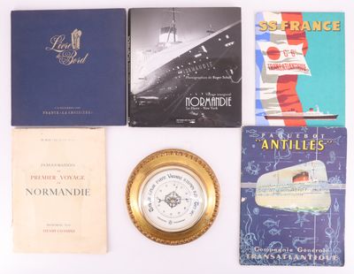 de nombreux livres et une horloge posés sur une table blanche