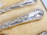 trois cuillères en argent et une fourchette dans une boîte