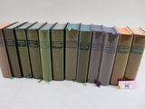plusieurs livres sont alignés sur une surface blanche