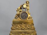 une horloge en or posée sur une table