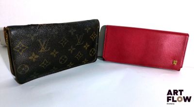 Portefeuille et étui à portefeuille Louis Vuitton posés sur une surface blanche