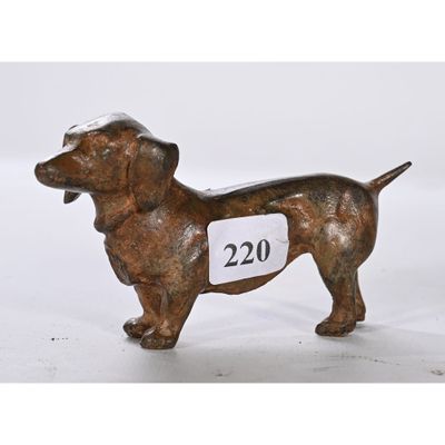 une figurine de chien en bronze sur laquelle figure le chiffre vingt