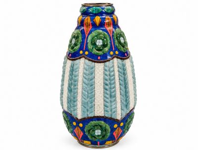 un vase bleu et blanc posé sur une surface blanche