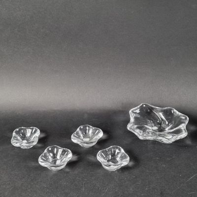 un lot composé de cinq cendriers en verre et d'un petit cendrier