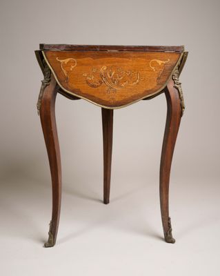 image d'une petite table avec un plateau en bois sur fond blanc