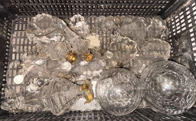 un panier rempli de bouteilles en verre vides