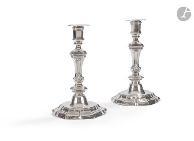 paire de chandeliers en argent sur fond blanc