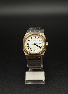 une montre en argent et en or ornée de chiffres romains
