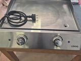 un barbecue en acier inoxydable équipé de deux brûleurs