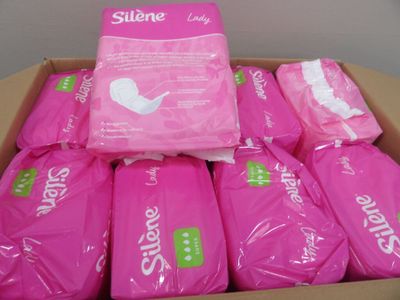 une boîte en carton remplie de mouchoirs roses posée sur une table