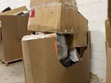 Plusieurs cartons sont empilés sur des palettes dans un entrepôt