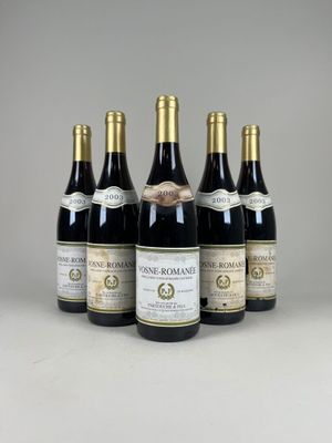 quatre bouteilles de vin sont alignées sur une table