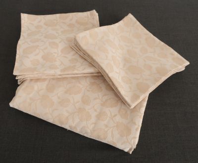 quatre serviettes pliées sur une table avec un fond noir