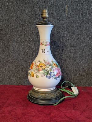 un vase blanc avec des fleurs sur une table