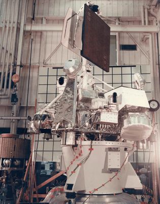 La sonde Curiosity de la NASA dans un bâtiment surmonté d'un grand écran