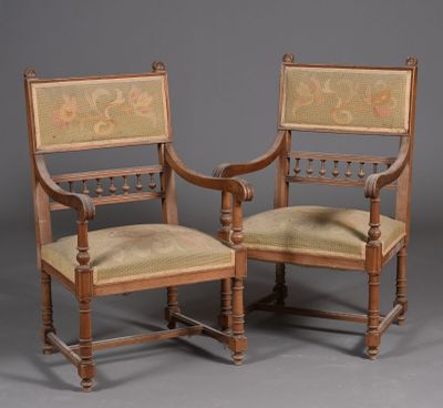 paire de fauteuils en noyer du début du XXe siècle, avec assises rembourrées