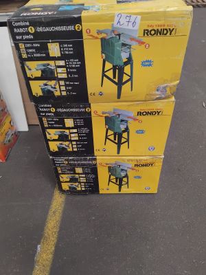 Dans un magasin, les cartons sont empilés les uns sur les autres