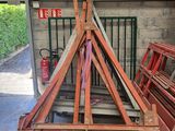 plusieurs morceaux de bois sont empilés dans un garage