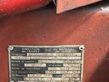 un gros plan sur une plaque métallique fixée sur le flanc d'un camion rouge