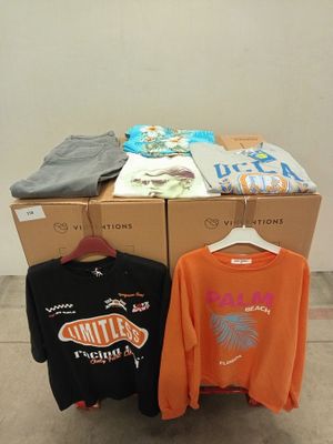 deux chemises et un pantalon sont posés sur un carton