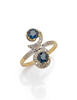 une bague « bypass » en saphir et diamants