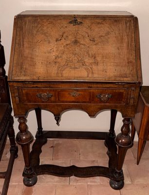 un petit bureau en bois surmonté d'un tiroir