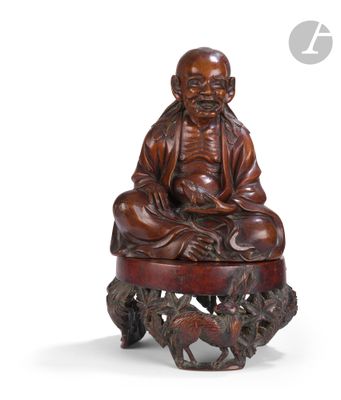 une image représentant une statue en bois d'un homme assis sur un tabouret