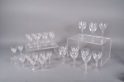VAL SAINT LAMBERT. Partie de service de verres en cristal, à…