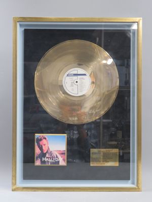 JOHNNY HALLYDAY. Disque d’or pour l’album « Gang » composé, écrit et r