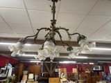 un lustre suspendu au plafond d'un magasin