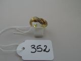 une photo d'une bague à laquelle est accrochée une étiquette de prix