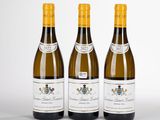 trois bouteilles de vin posées l'une à côté de l'autre sur une table