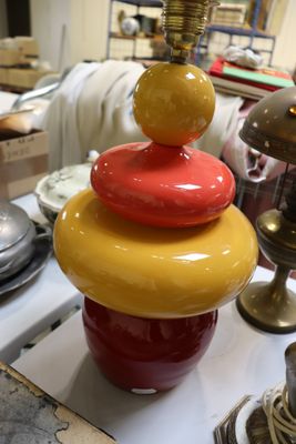 une pile d'objets colorés posée sur une table dans une pièce