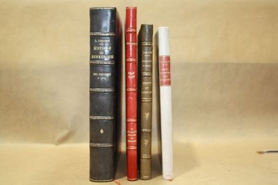 trois livres posés l'un à côté de l'autre sur une table