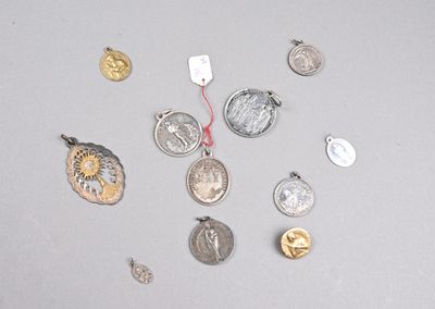 beaucoup de pièces d'argent et d'or sur la table
