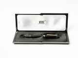 un stylo noir dans une boîte noire sur fond blanc