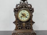une horloge posée sur une table dans la pièce