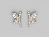 une paire de boucles d'oreilles en diamant et or blanc